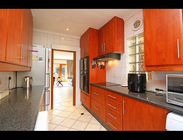 3 BEDROOM APARTMENT FOR SALE IN WAVERLEY